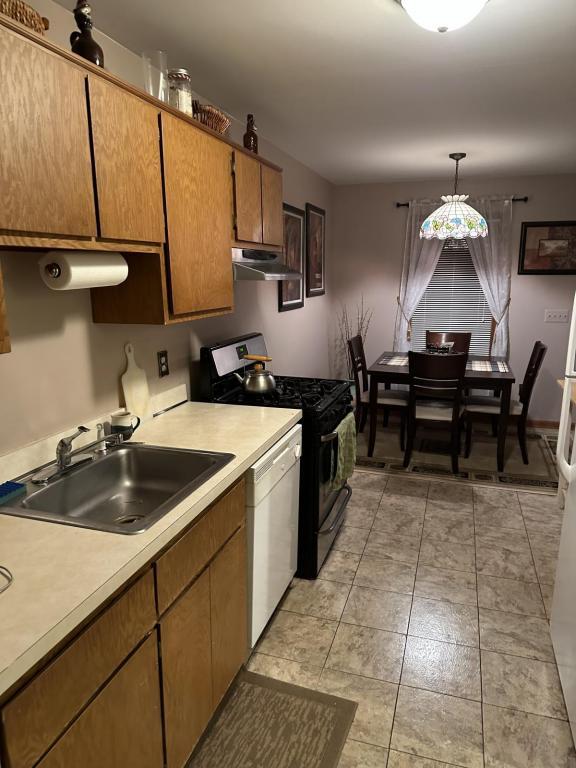 Building Photo - 8 Colonial Ct