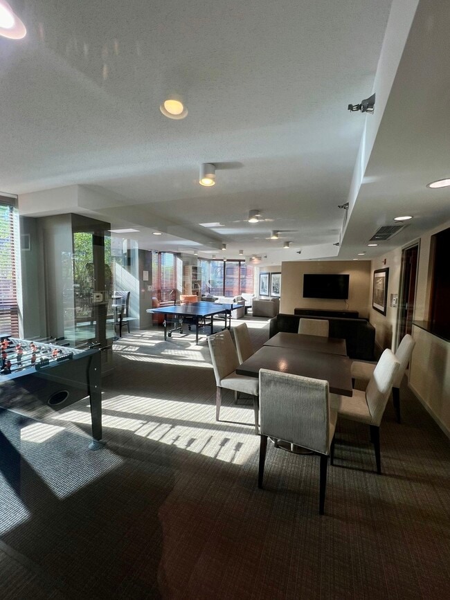 Building Photo - 400 N La Salle Dr