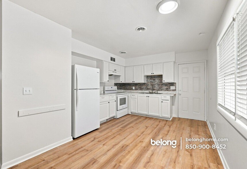 Building Photo - 6011 Greenwood Ln