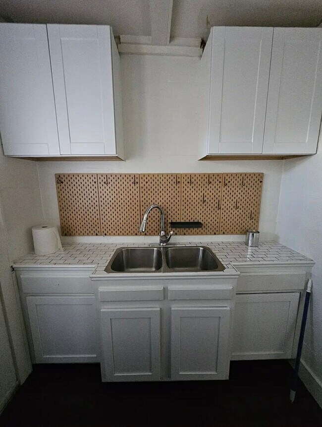 Building Photo - 1302 W Bell St