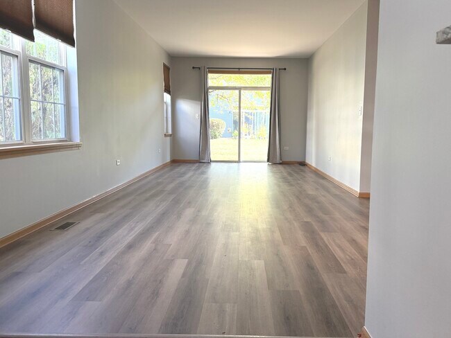 Building Photo - 810 Woodewind Dr