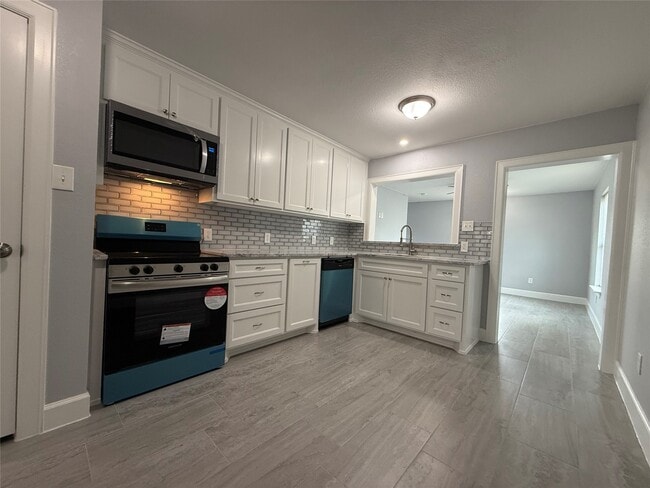 Building Photo - 1146 Majestic St