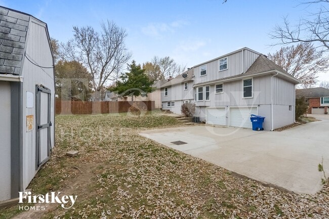 Building Photo - 1300 SW 22nd St