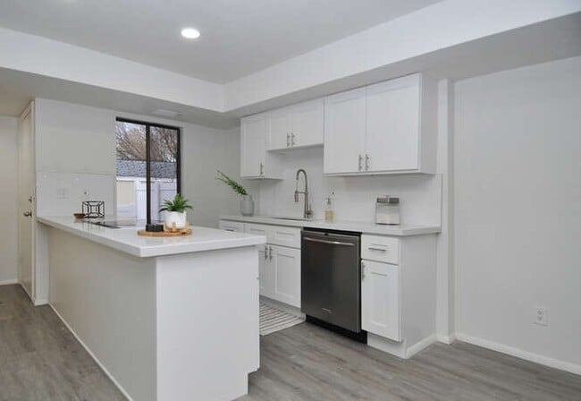 Building Photo - 5262 S Rome Beauty Park