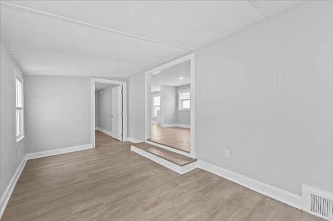 Building Photo - Newly Renovated 3 bedroom home in Burlington