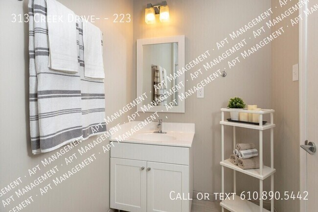 Building Photo - 313 Creek Dr