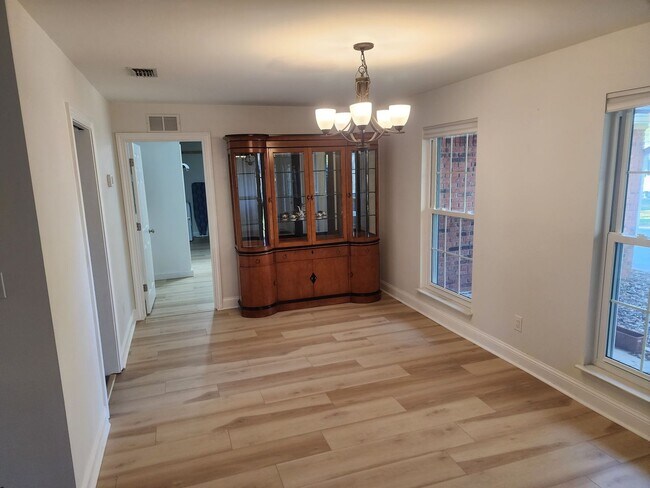 Building Photo - Recently renovated and ready to move in.