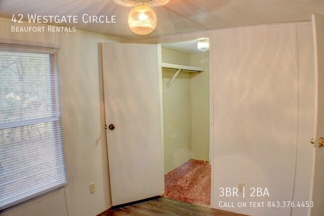 Building Photo - 42 Westgate Cir