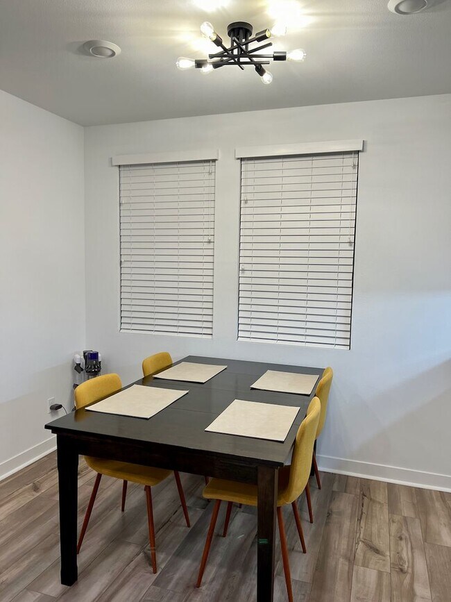 Building Photo - 2 bed 2bath w/attached garage, Pet-friendl...