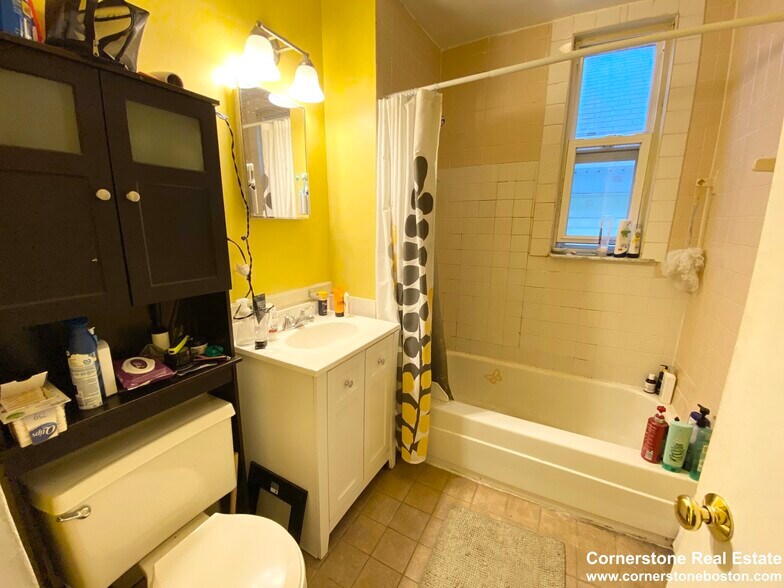 Building Photo - 1562 Tremont St