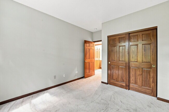 Building Photo - 2532 Oneida Ln