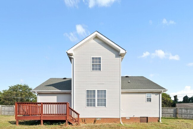 Building Photo - 3bed 2 bath with Bonus close to Fort Campbell and I-24.