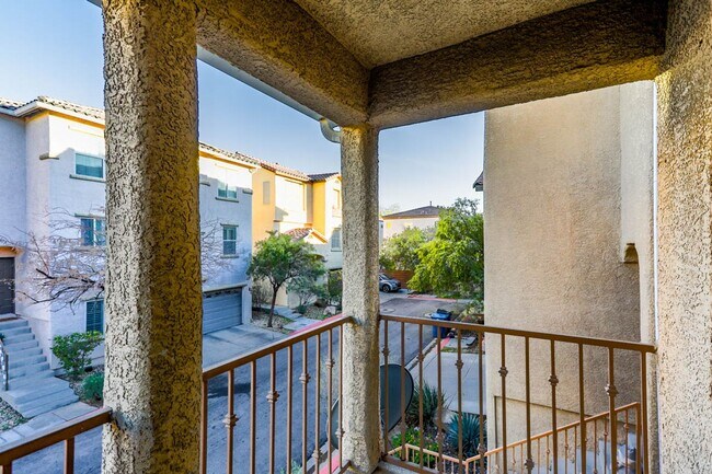 Building Photo - Beautiful 3 Bed Home With 3 Full Baths And Bed and Full Bath On 1st Floor