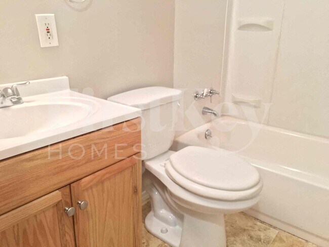 Building Photo - 2275 Glenoro Dr