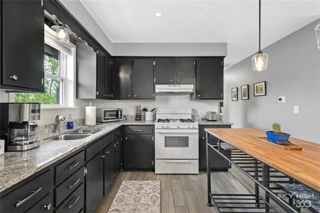 Building Photo - 110 SE 13th St