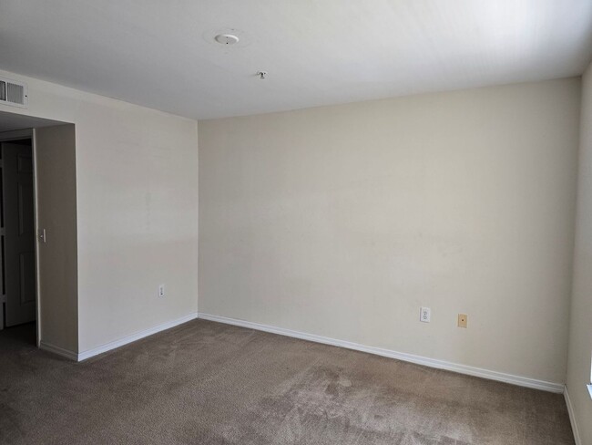 Building Photo - 3/2 2nd Floor Condo AVAILABLE NOW!