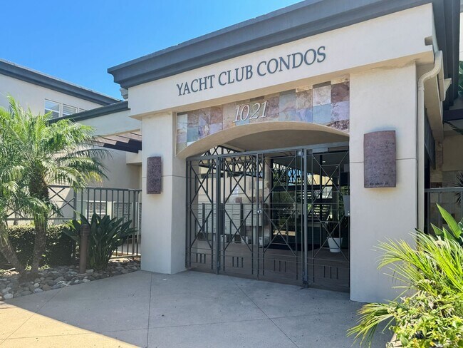 Building Photo - Beautiful Furnished 1 Bedroom, 1.5 Bath Condo with Harbor Views - Flexible Lease!