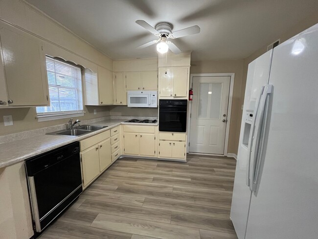 Building Photo - Recently Updated Three Bedroom House in Po...