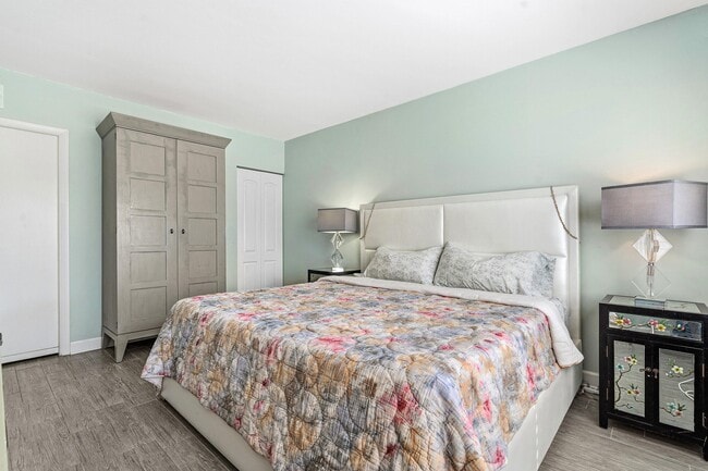 Building Photo - 2440 SW 22nd Ave