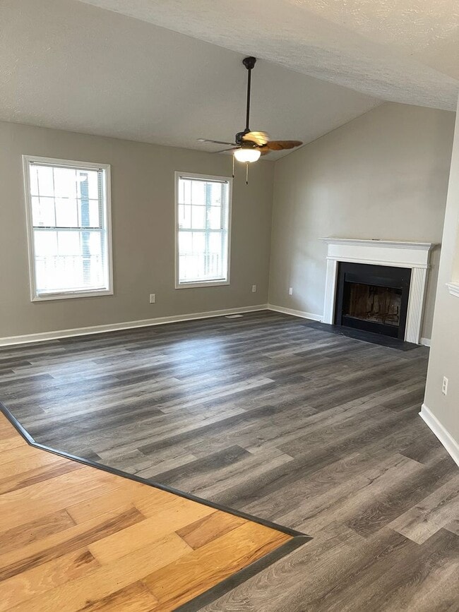 Building Photo - Split level home