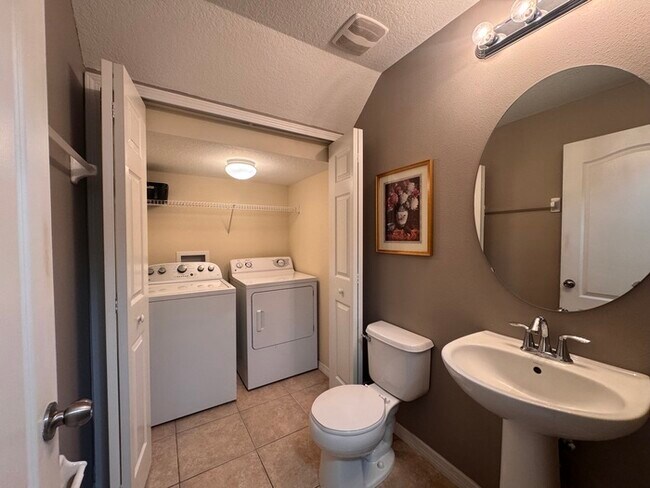 Building Photo - Summerfield Townhome