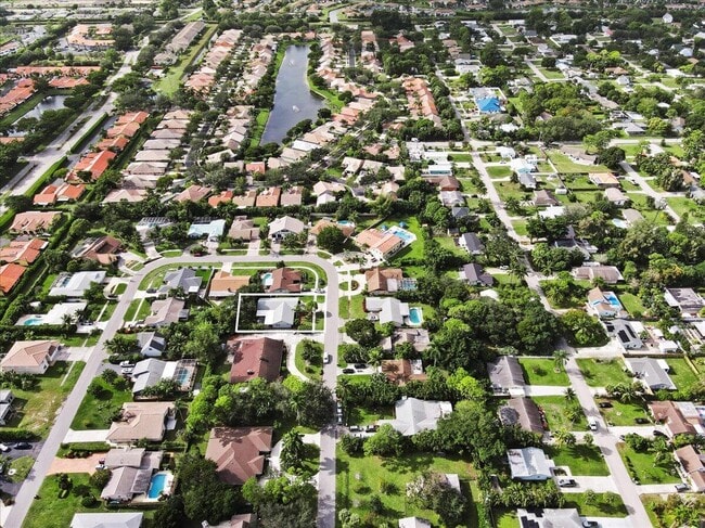 Building Photo - 5136 Beechwood Rd