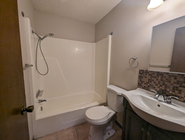 Building Photo - Charming 2-Bedroom Townhouse in Prime Loca...