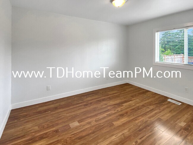Building Photo - Charming 3-Bed Home with Granite Counterto...