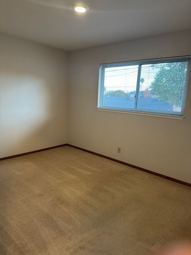 Building Photo - 370 Wright Ave