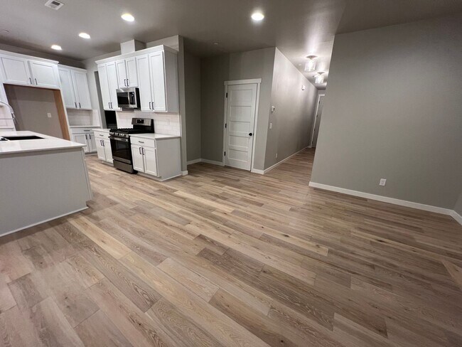 Building Photo - Like New 2022 Built 5 bedroom home