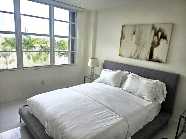 Building Photo - 5161 Collins Ave