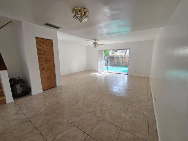 Building Photo - 6512 SW 41st Pl