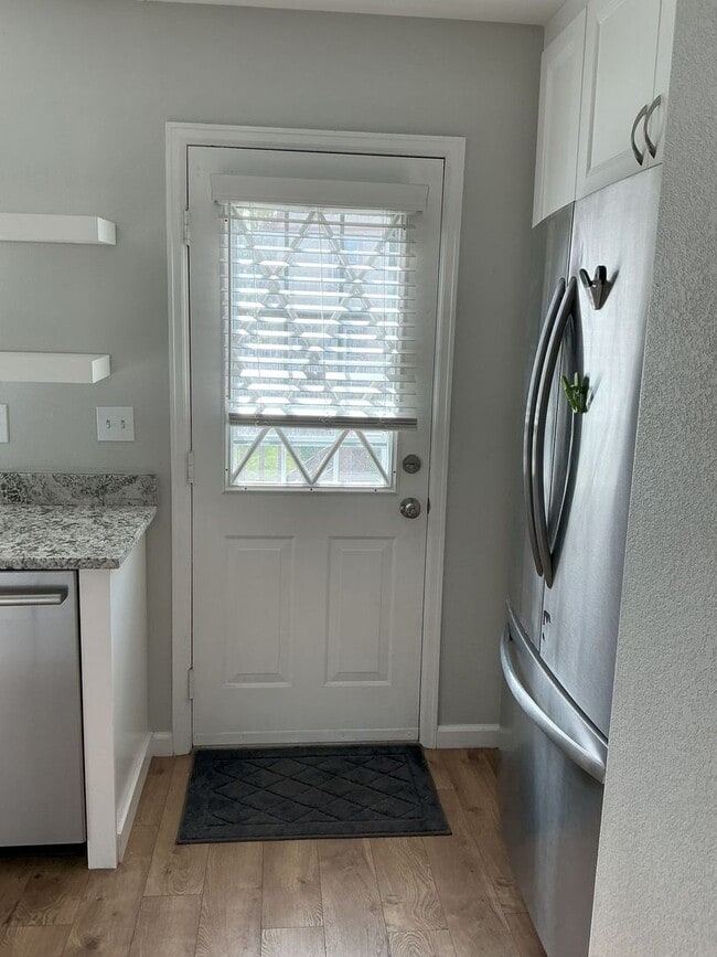 Building Photo - **Newly Upgraded Townhome**