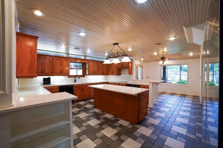 Building Photo - 3069 Summit Dr