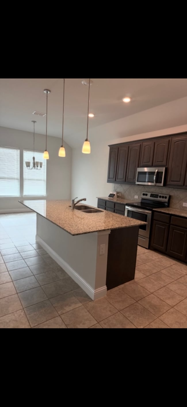 Building Photo - 1436 Lakeview Dr