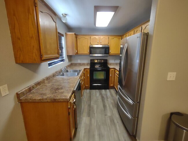 Building Photo - BONUS LIVING ROOM!!??