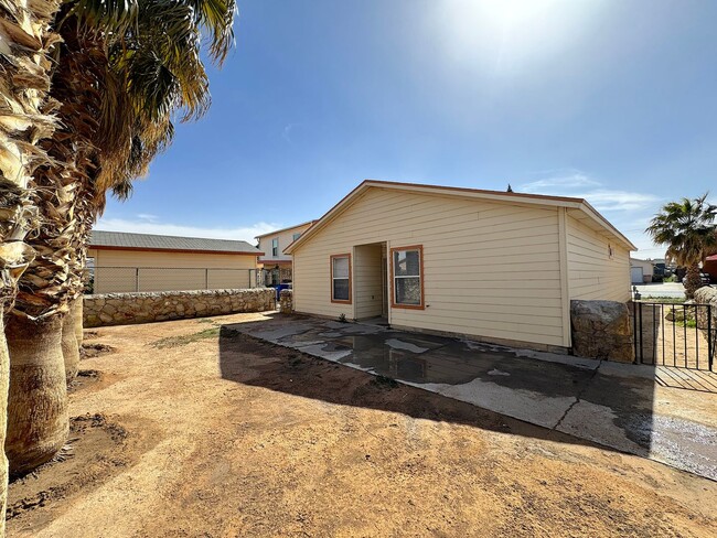 Building Photo - East El Paso 3 bed/2 Bath