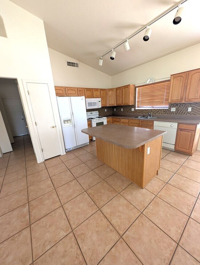 Building Photo - Convenient Tucson Eastside Home with 3 bed...