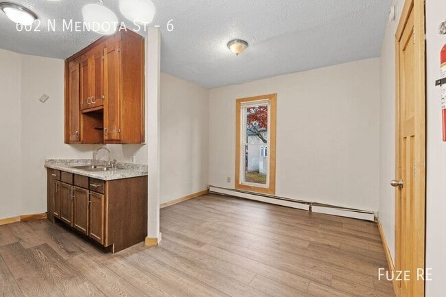 Building Photo - 602 N Mendota St