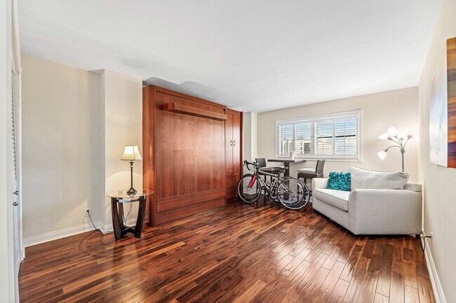 Building Photo - 1160 Hillsboro Mile