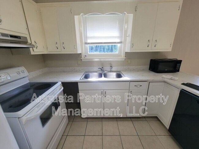 Building Photo - 225 Pecan Dr