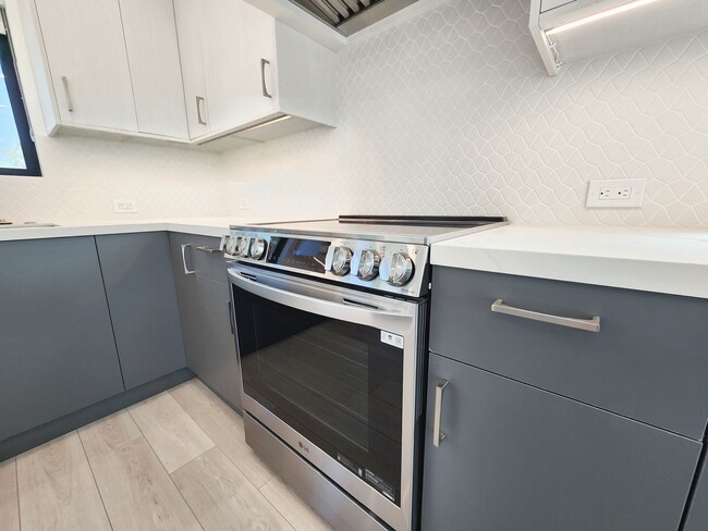 Building Photo - Meticulously renovated 2 bedroom duplex home in central San Mateo