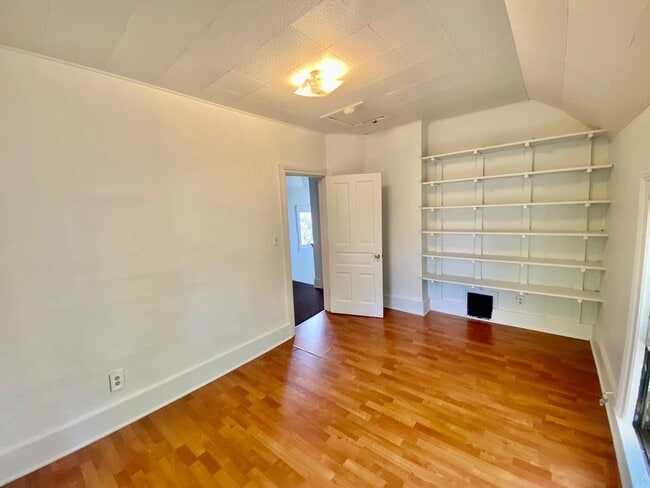 Building Photo - 920