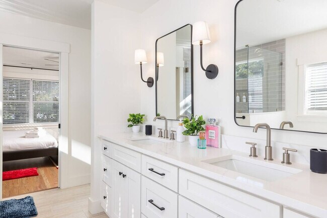 Building Photo - 806 Colorado Ave