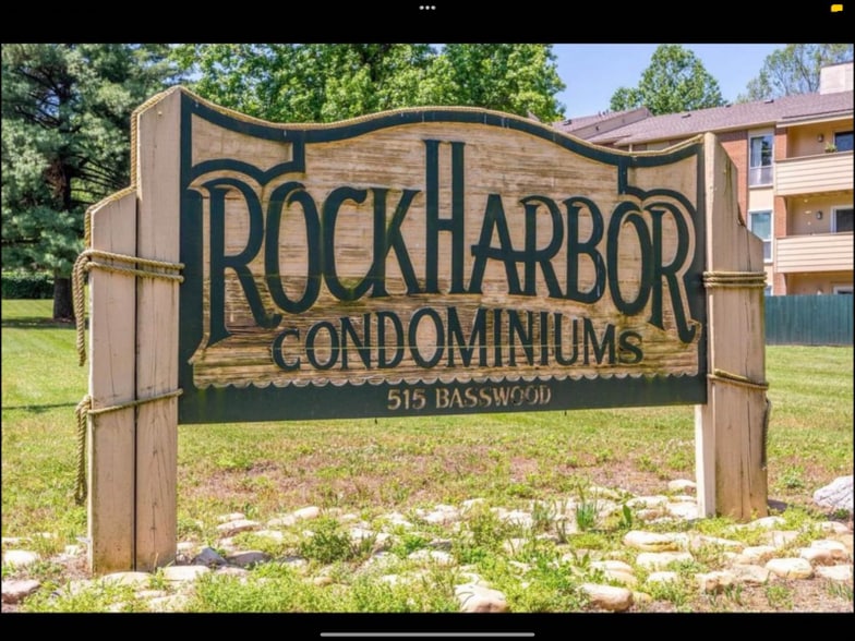 Building Photo - 515 Basswood Ave