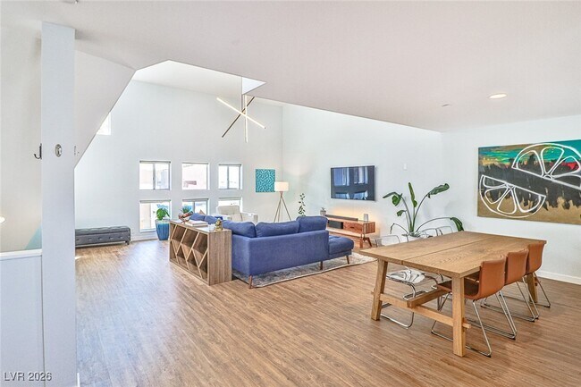 Building Photo - 251 Tower St