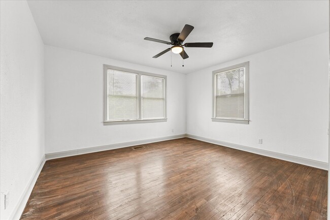 Building Photo - Newly Remodeled Beauty waiting for its fir...