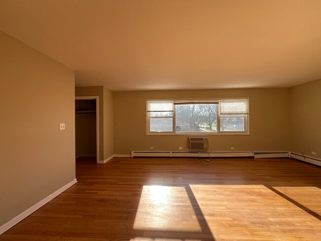 Building Photo - 560 Princeton St