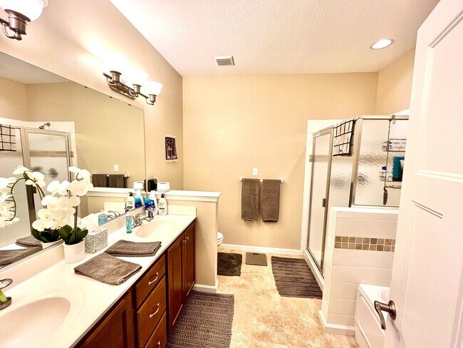 Building Photo - 3BR Open Floor Plan with Sunroom & Garage!