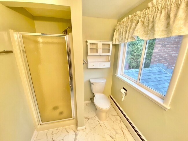 Building Photo - 4 Bedroom Home in Burlington VT Available 2/1/26!